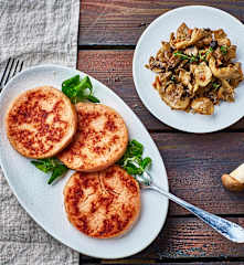Burger di prosciutto e contorno di funghi