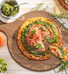 Panes planos keto con pesto de albahaca y tomates