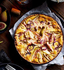 Birnen-Feigen-Quiche mit Ziegenkäse und Honig