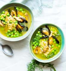 Bouillon safrané aux pâtes, moules, petits pois et aneth