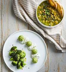 Zuppa di ceci e zucca, polpettine di pollo e spinaci con salsa allo yogurt