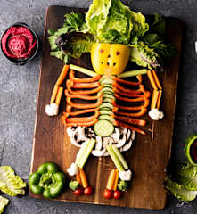 Halloween Gemüseskelett mit blutigem Hummus