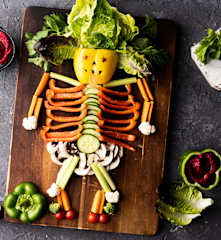 Salade d'Halloween avec houmous sanglant
