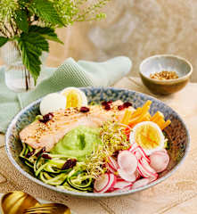 Lachs-Gemüse-Bowl mit Eiern und Erbsen-Püree
