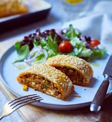 Blätterteigstrudel mit Hack-Gemüse-Füllung