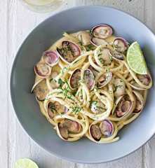 Pasta con salsa cremosa de almejas