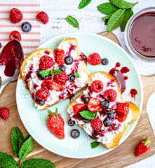 Tartine de brioche, mascarpone vanillée, fruits rouges et menthe