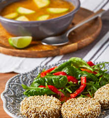 Tortitas de lentejas y sopa de calabacitas