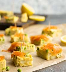 Frittata al vapor con salmón ahumado y guisantes