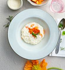 Risotto con petali di carote e caprino