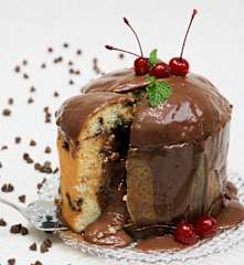 Panetone recheado com trufa de chocolate e cerejas