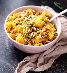 Sałatka z kaszą bulgur i dynią na ciepło