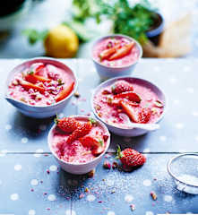 Riz au lait à la fraise et aux pralines roses