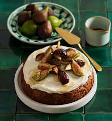 Bolo de figo com cobertura de queijo-creme
