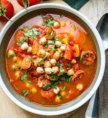 Soupe espagnole chorizo, pois chiches et tomates