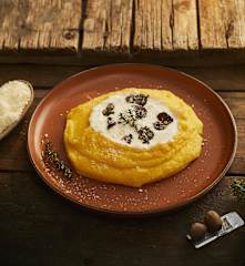Polenta morbida con fonduta di Parmigiano Reggiano e tartufo nero