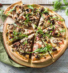 Pizza con setas de primavera