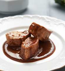 Χοιρινό φιλέτο με μαυροδάφνη