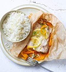 Papillote de poisson au citron,  carottes et riz