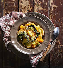 Zuppa di foglie di cavolo e pane raffermo