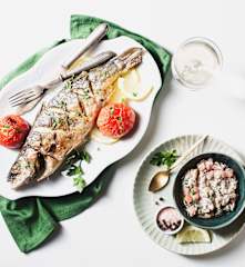 Lubina con salsa griega