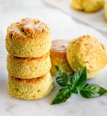 Scones de queso y hierbas