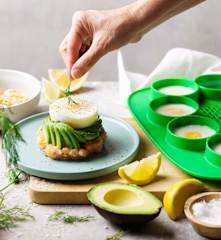 Tartare di salmone con avocado e uova in camicia