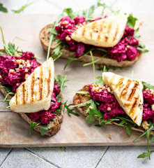 Ensalada de remolacha sobre tostada de pan integral con queso frito