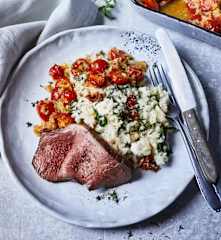 Mediterranes Risotto mit Roastbeef und gebackenen Tomaten