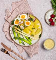 Szparagi z młodymi ziemniakami i jogurtowym sosem holenderskim