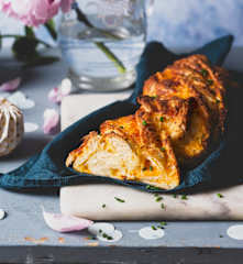 Trenza de queso y cebolleta