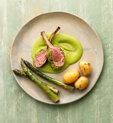 Miel în crustă de verdeață cu piure de mazăre și sparanghel