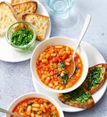 Mijoté de haricots blancs au lard, tartines persillées
