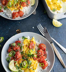 Pescado al horno con cúrcuma y salsa de tomate