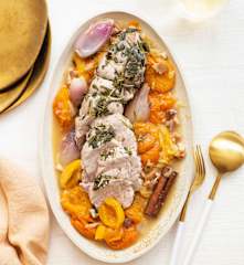 Filet mignon de porc aux herbes, sauce aux abricots et échalotes confites