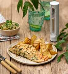 Grillowany łosoś z łódeczkami ziemniaczanymi