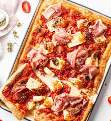 Vollkorn-Pizza mit Brie, Serrano und Feigenmarmelade