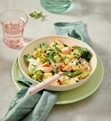 Gnocchi mit Lachs und Spinat in Zitronen-Kräuter-Sauce