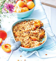 Abricots pochés, crumble aux pignons de pin