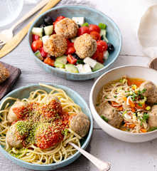 1 receta, 3 platos: Espaguetis con albóndigas. Sopa asiática con albóndigas. Ensalada griega con albóndigas
