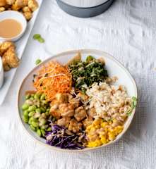 Buddha bowl com tempeh e molho de amendoim