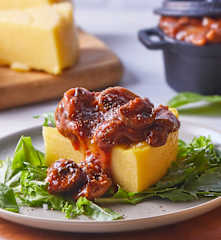 Polenta con estofado de hongos