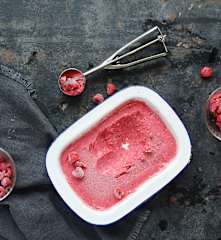 Helado de frambuesas o frutos rojos