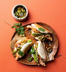 Bao buns con salmón y espárragos