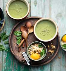 Velouté de sucrine et œuf cocotte aux épinards, chèvre et noix