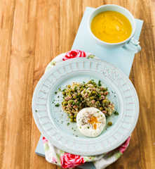 Creme de alho-francês e maruca em papelote com ervilhas e ovos escalfados