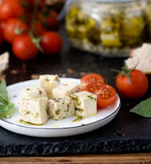 Feta vegan in olio aromatico