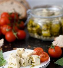 Queso vegano en aceite de hierbas