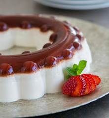 Πανακότα χαλλούμι με ζελέ φράουλας