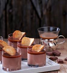 Bicchierini con crema al gianduia e tegola alle nocciole